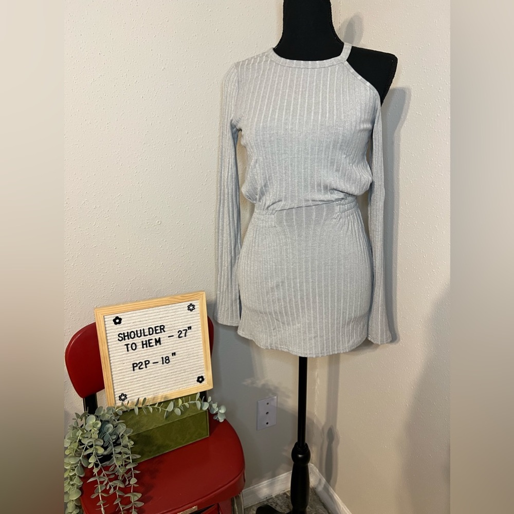 NWT Lavish Alice Asymetrical‎ Cold Shoulder Tunic